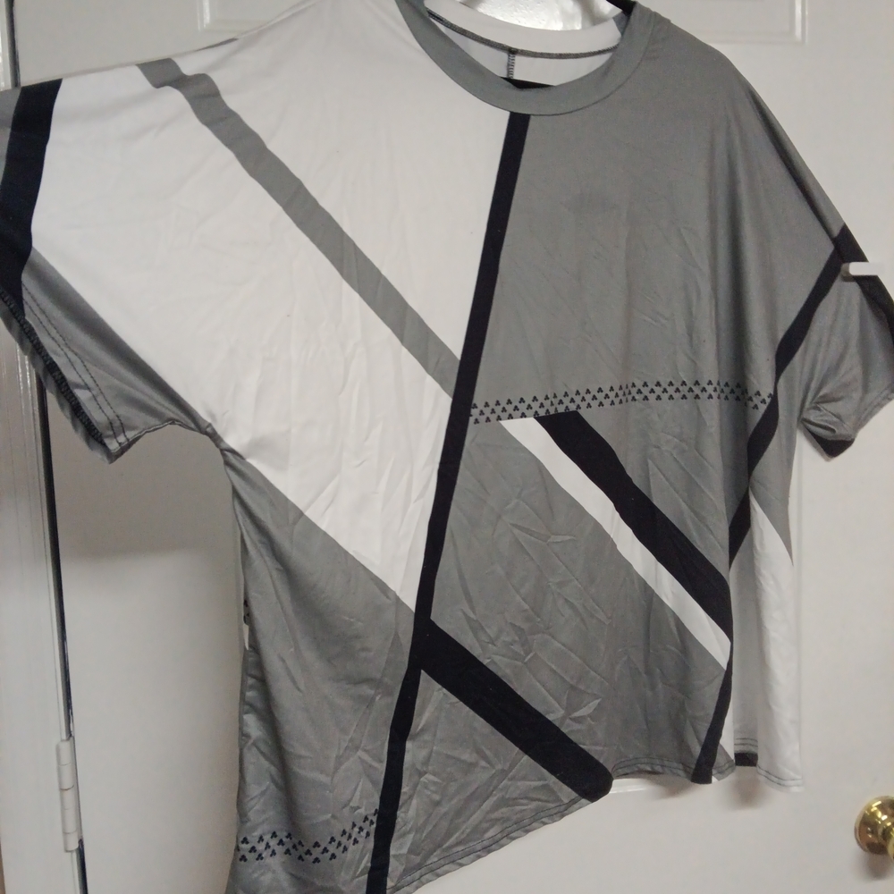 🦋Chic Geometric Gray and White tee Size 5XL
